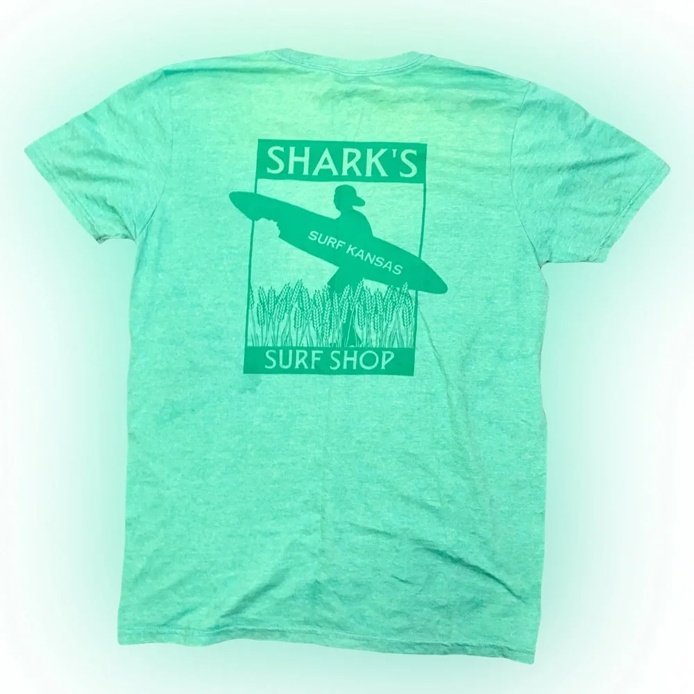 SHARK’S SURF SHOP GREEN GRAPHIC TEE SHIRT // SIZE MEDIUM💚